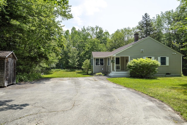 27 Russell Ln, Damariscotta, ME 04543 - view of front facade featuring a chimney and a front yard