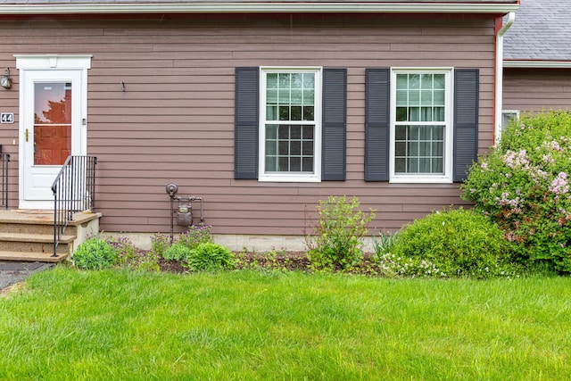 44 Cortland Cir Unit 44, Bangor, ME 04401 - view of home's exterior featuring a lawn