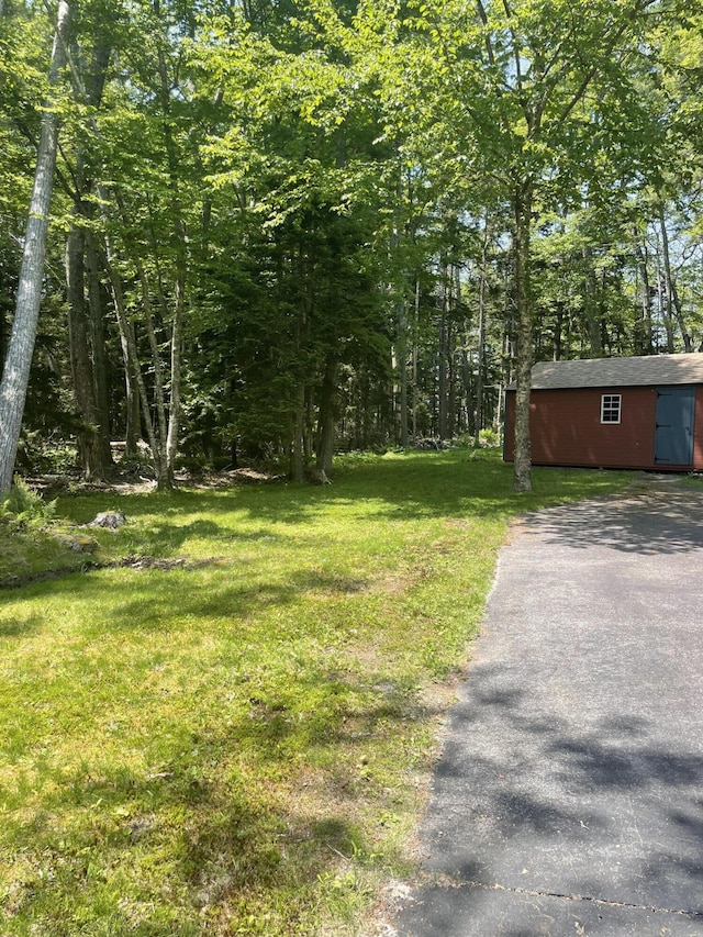 386 Lower Flying Point Rd, Freeport, ME 04032 - view of grassy yard with an outdoor structure and driveway