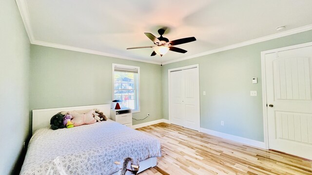 40 Ellis Ct, Bangor, ME 04401 - bedroom featuring light wood finished floors, crown molding, baseboards, a ceiling fan, and a closet