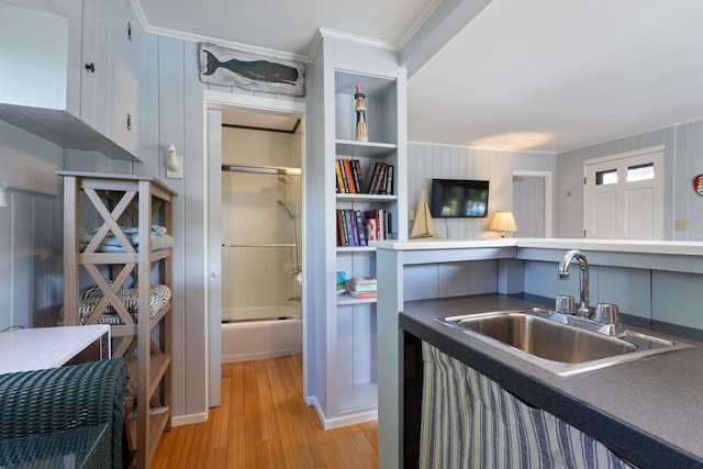 33 Rocky Ln, Ogunquit, ME 03907 - kitchen featuring light wood finished floors, crown molding, dark countertops, and open floor plan