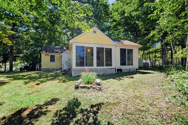 16 Maple Ridge Dr, Monmouth, ME 04259 - view of front of property featuring a front lawn and a sunroom