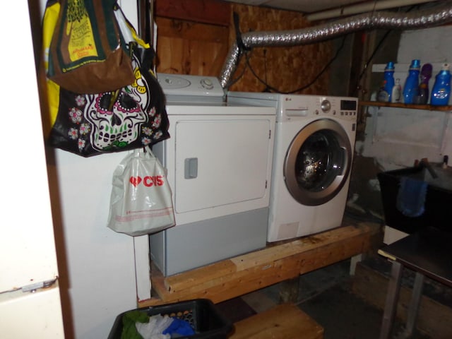 27 Grove St, Sanford, ME 04083 - laundry room with washing machine and clothes dryer