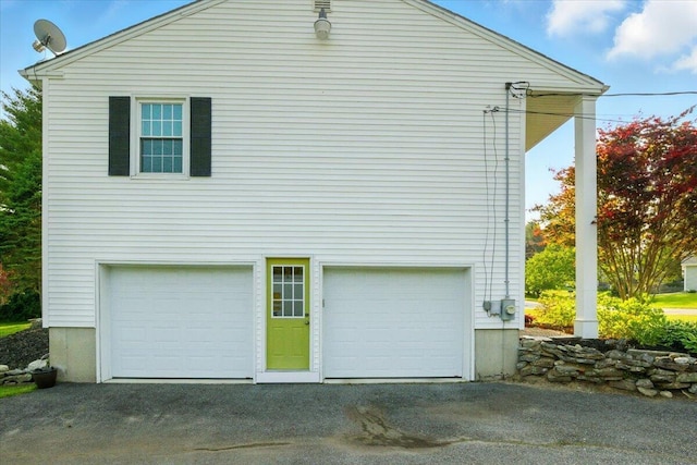 4 Hawthorne Pl, Lewiston, ME 04240 - garage with asphalt driveway
