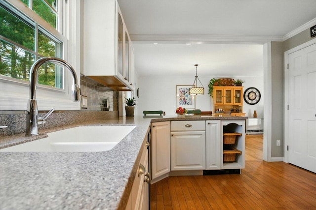 4 Hawthorne Pl, Lewiston, ME 04240 - kitchen featuring ornamental molding, hardwood / wood-style floors, a peninsula, tasteful backsplash, and open shelves