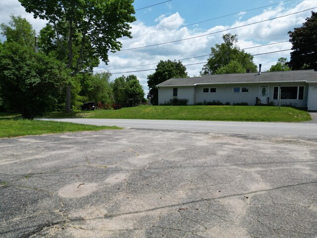 25 Ariel St, Lincoln, ME 04457 - view of side of property with a lawn
