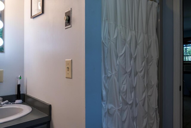 9 Kennebec Cir, Bath, ME 04530 - full bathroom featuring vanity and a shower with curtain