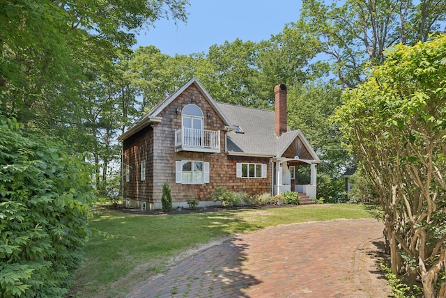 3 Tidewater Cv, Falmouth, ME 04105 - shingle-style home with a chimney, a front yard, and a shingled roof