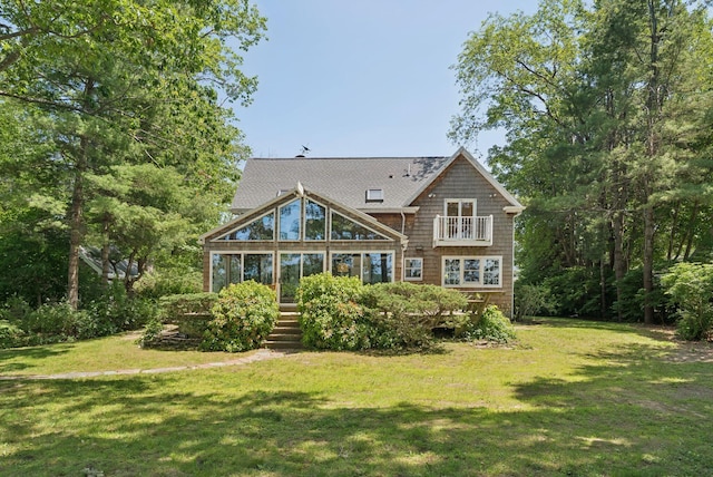 3 Tidewater Cv, Falmouth, ME 04105 - back of property featuring a lawn, a sunroom, and a balcony