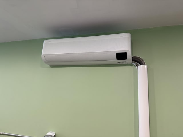 40 Elm St, Waterville, ME 04901 - detailed view of a wall unit AC