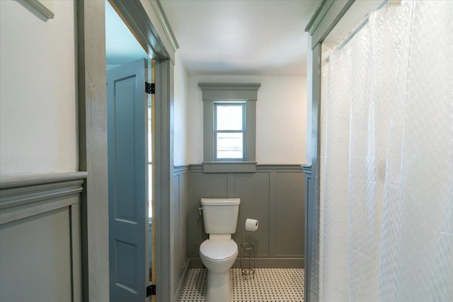 3 Salt Pond Rd, Friendship, ME 04547 - full bathroom featuring a wainscoted wall, a decorative wall, and curtained shower