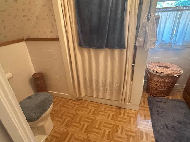 28 Charles St, Belfast, ME 04915 - bathroom with shower / tub combo and wallpapered walls