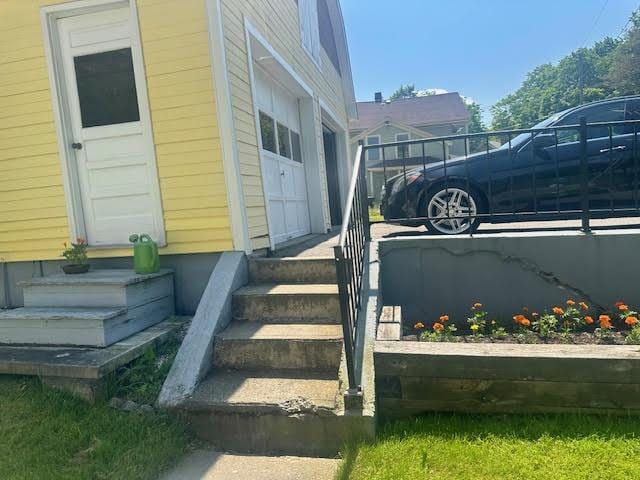 28 Charles St, Belfast, ME 04915 - view of exterior entry