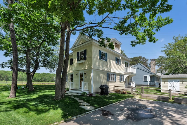 13 Norwood Ln, Kennebunkport, ME 04046 - view of front of house with a balcony and a front yard