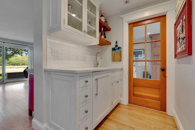 13 Norwood Ln, Kennebunkport, ME 04046 - bar area featuring light wood-style flooring and backsplash