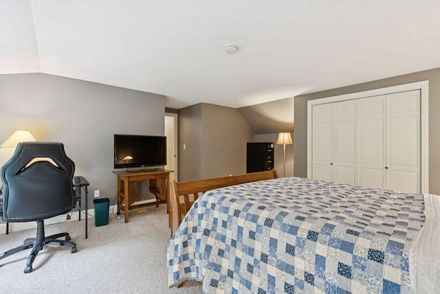 3 Flintlock Ln, Falmouth, ME 04105 - bedroom featuring vaulted ceiling, light colored carpet, and a closet