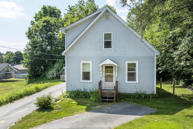 8 Riverview Ave, Lewiston, ME 04240 - view of front of house featuring a front yard