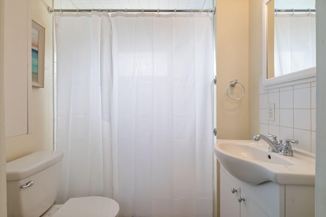 511 Webhannet Dr, Wells, ME 04090 - full bathroom featuring vanity, decorative backsplash, and curtained shower