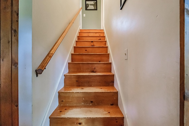 860 Gardiner Rd, Wiscasset, ME 04578 - view of staircase