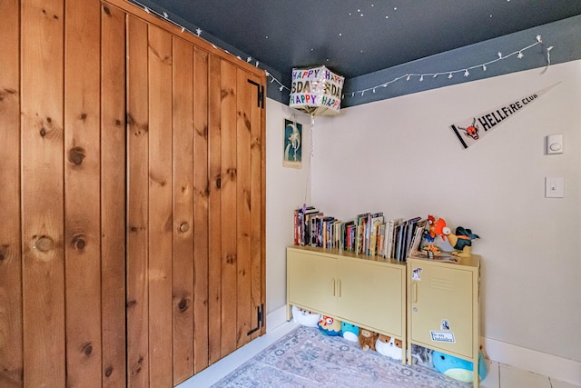 860 Gardiner Rd, Wiscasset, ME 04578 - bedroom featuring baseboards
