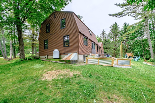 860 Gardiner Rd, Wiscasset, ME 04578 - back of property with a gambrel roof and a lawn