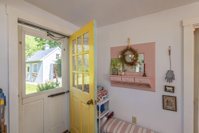 13 Gross Neck Rd, Waldoboro, ME 04572 - view of entryway
