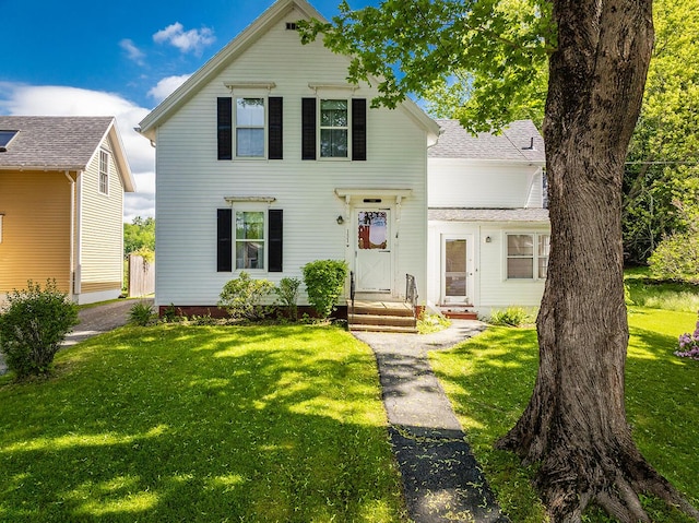 131 Russell Ave, Rockport, ME 04856 - traditional home with a front lawn