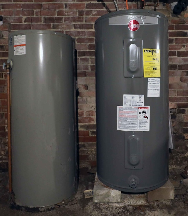 41 Dunn St, Auburn, ME 04210 - utility room with water heater