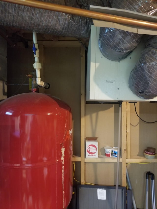 14 Reach Rd, Presque Isle, ME 04769 - detailed view of a water pressure tank