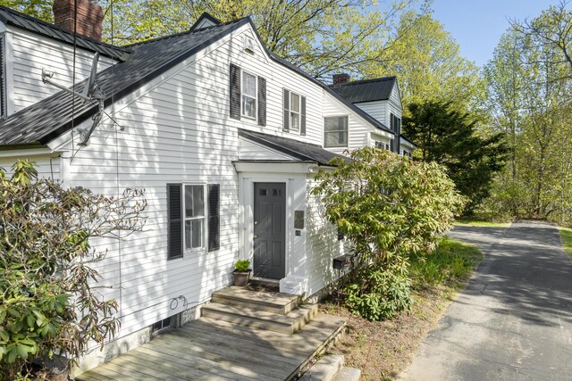 15 Winter St, Topsham, ME 04086 - view of front facade featuring a chimney