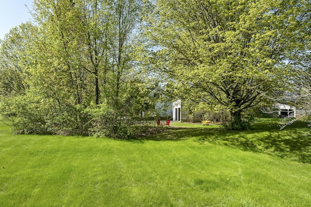 15 Winter St, Topsham, ME 04086 - view of grassy yard