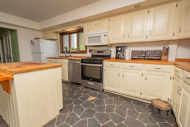 380 Charleston Rd, Dexter, ME 04930