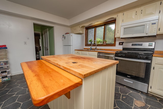 380 Charleston Rd, Dexter, ME 04930