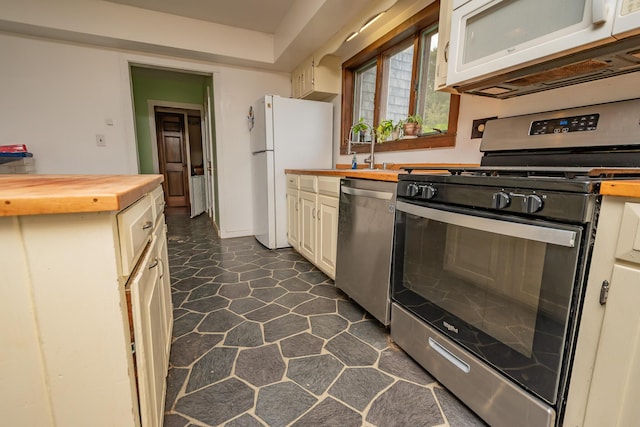 380 Charleston Rd, Dexter, ME 04930