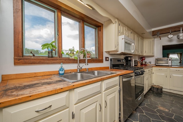 380 Charleston Rd, Dexter, ME 04930