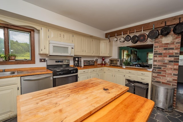 380 Charleston Rd, Dexter, ME 04930