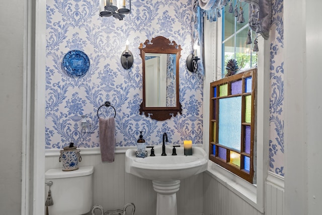 18 High St, Wiscasset, ME 04578 - bathroom featuring wallpapered walls and wainscoting