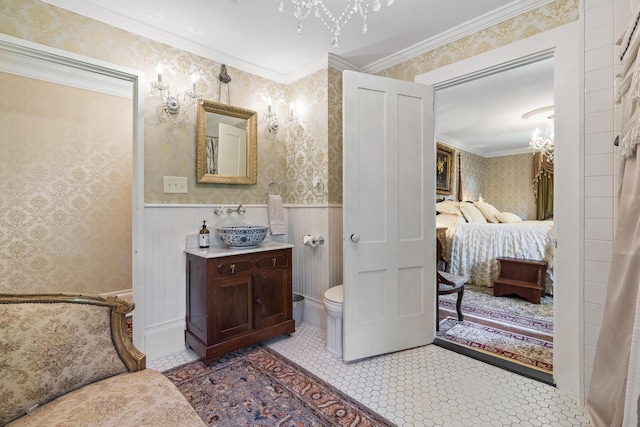 18 High St, Wiscasset, ME 04578 - bathroom with wallpapered walls, ensuite bathroom, wainscoting, a chandelier, and crown molding