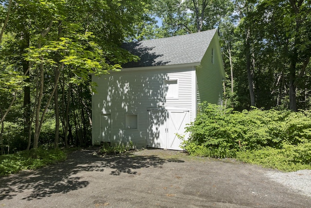 18 High St, Wiscasset, ME 04578 - view of outdoor structure featuring asphalt driveway and a garage