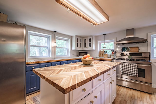 21 Weatherstone Dr, Westport Island, ME 04578