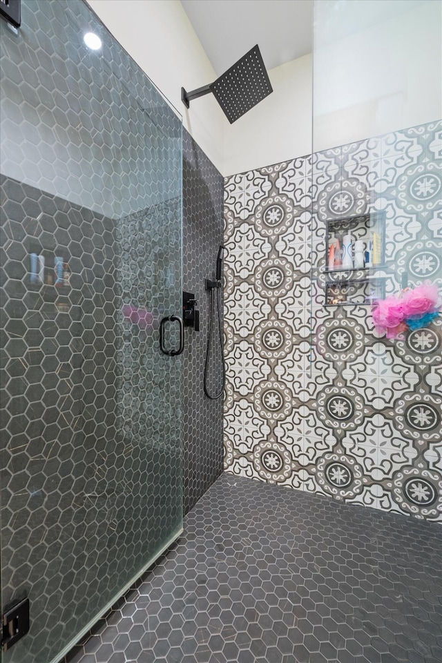 27 Meadow View Dr, Readfield, ME 04355 - full bathroom featuring tiled shower