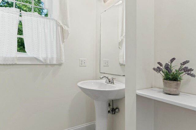 17 Tuttle Ln, Wells, ME 04090 - bathroom with a sink