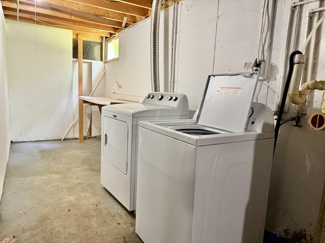 1606 Avenue Rd, Exeter, ME 04435 - laundry room featuring independent washer and dryer