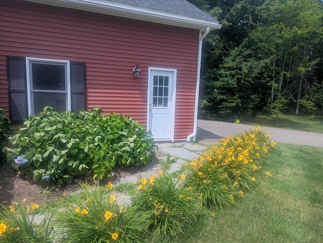 9 Deer Hill Ln, Hampden, ME 04444 - entrance to property with a shingled roof and a lawn