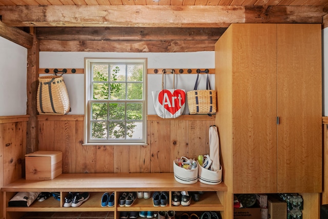 372 Bald Head Rd, Arrowsic, ME 04530 - detailed view of wood walls