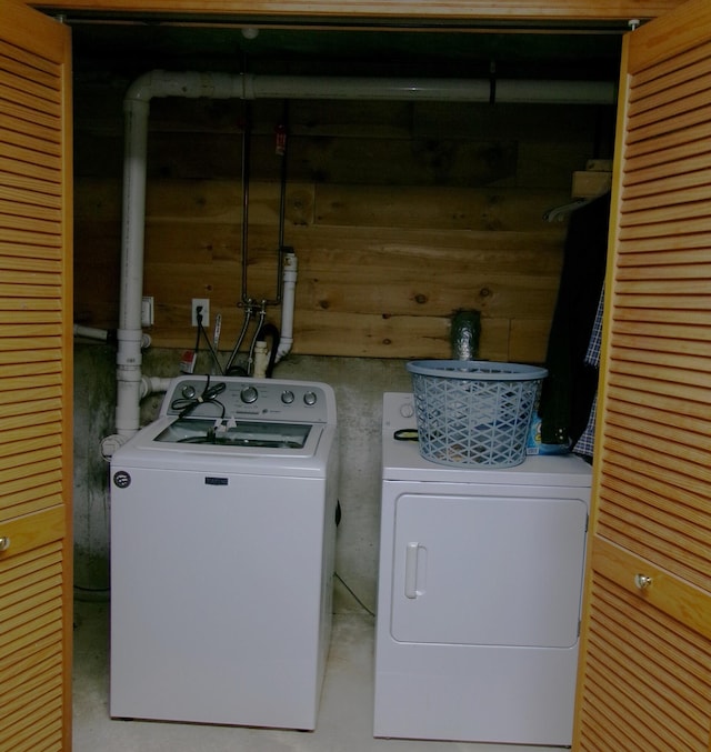 76 Gile Rd, Fayette, ME 04349 - laundry area with washer and clothes dryer