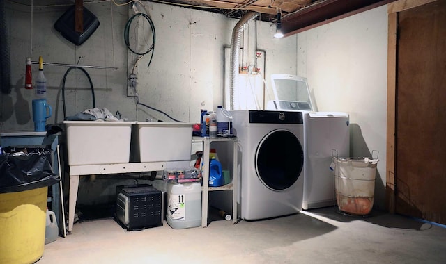 32 Williams Rd, Chelsea, ME 04330 - laundry room with washing machine and clothes dryer