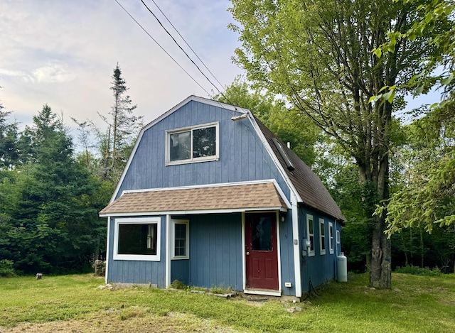 5 Abagail Rock Rd, Vinalhaven, ME 04863 - view of front of home with a shingled roof, a gambrel roof, and a front yard