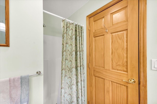 21 Bowling Green Ln, Belfast, ME 04915 - bathroom featuring a shower with curtain