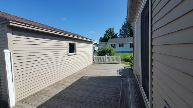 9 Wood St, Bangor, ME 04401 - view of wooden terrace